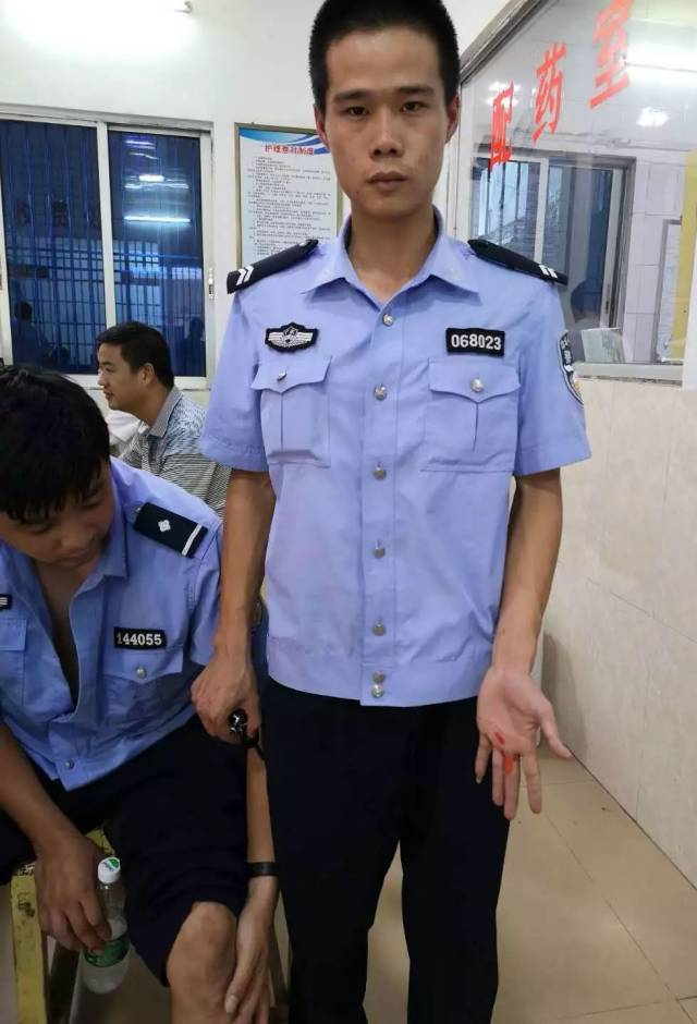 为抓捕吸毒者两名辅警受伤