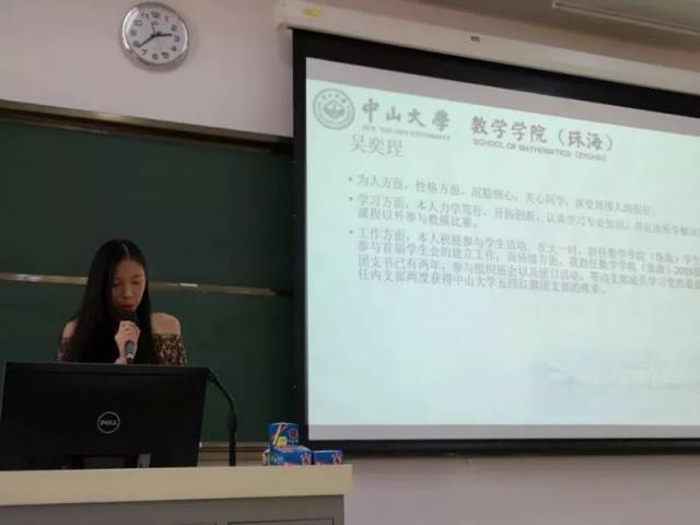 (吴奕珵同学在发表竞选演讲)