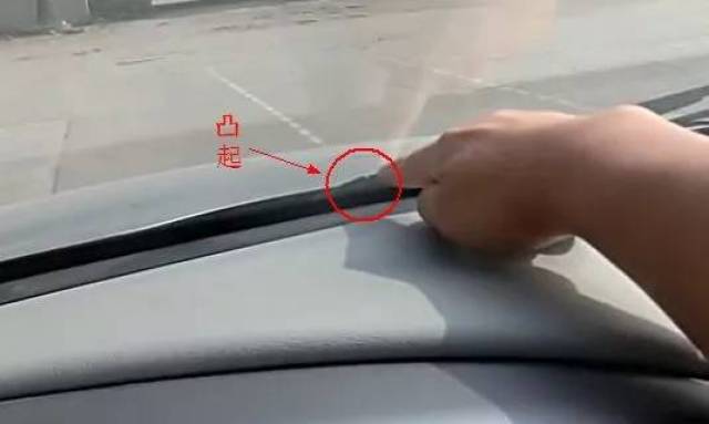 一,判断方法 在司机的位置上,观察汽车前挡风玻璃的雨刮器.