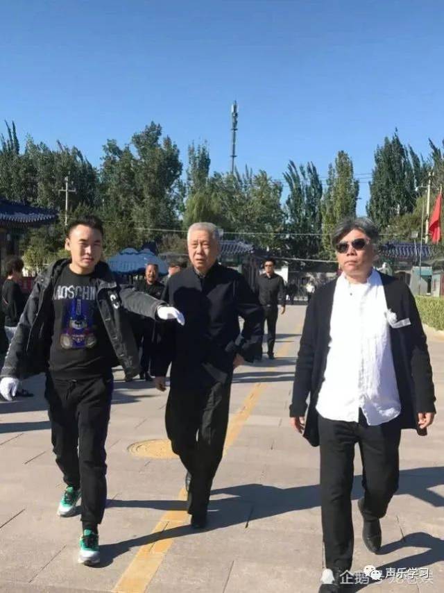 臧天朔生前的好友李琦,刘金山,梁天,马未都,尹相杰,吴若甫赶来送