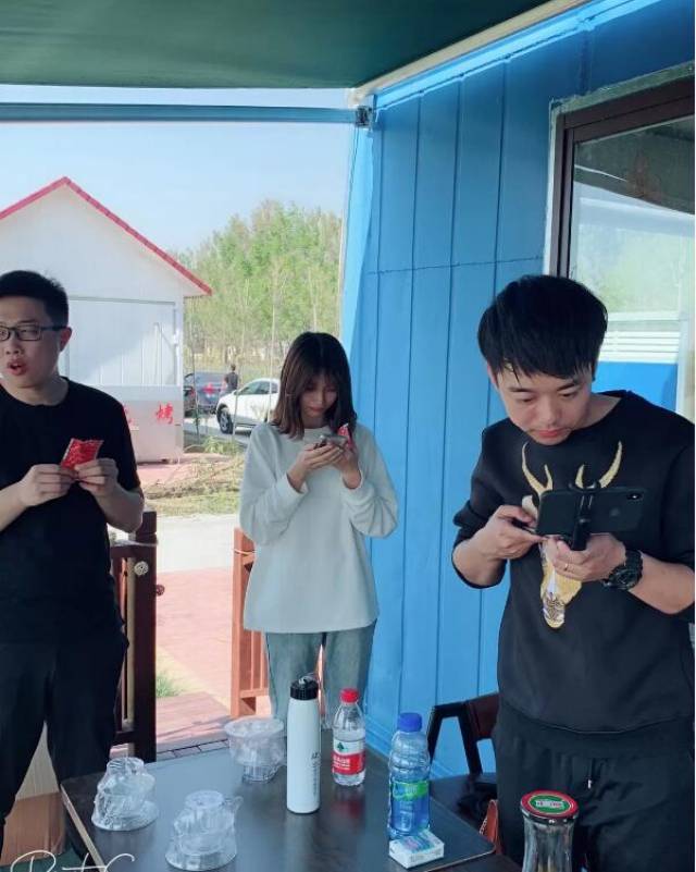 旭旭宝宝开启户外直播,水友目光全在嫂子身上~(有全身
