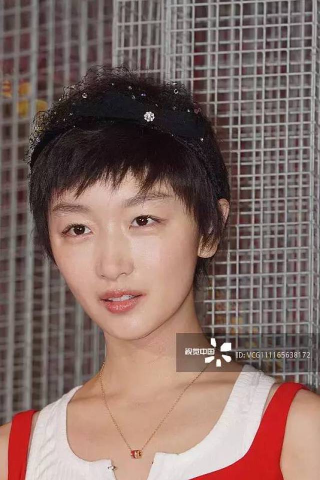 周冬雨首次在短发上栽跟头,关晓彤眉上刘海像智障,这种造型只有她能降