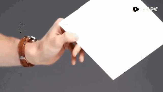 4,用圆规在白纸上依次画出两个圆,再用小刀将圆刻出.
