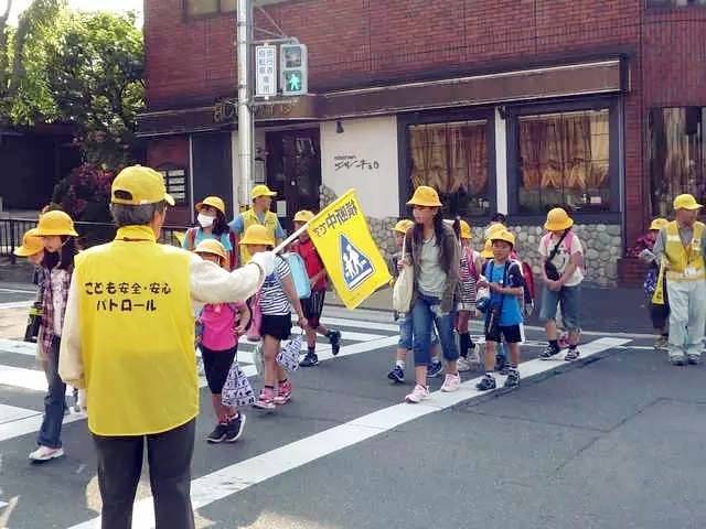 日本小学生无人接送独自走在上学的路上