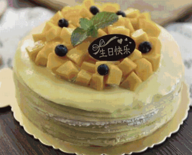 店里的生日蛋糕最是诱人 种类丰富,你想要的基本上都能找到 有老人