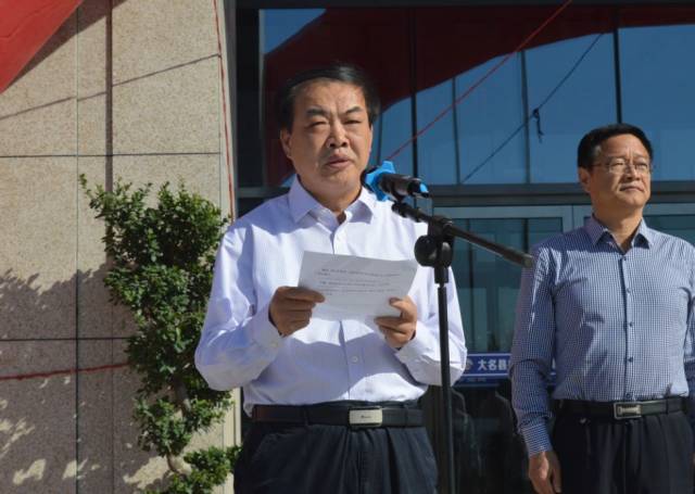 县委常委,常务副县长郭涛介绍新政务服务中心情况.
