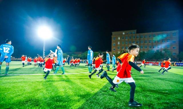 通过足球运动培养出自己 勇敢顽强的性格、超越自我的品质、 才是最大的收获! ▲天津英华国际学校校长林向阳为本次秋季运动会狂欢盛典致辞 ▲原意大利尤文图斯足球俱乐部职业球员大卫·特雷泽盖 为本次秋季运动会狂欢盛典致辞 03 朝气蓬勃