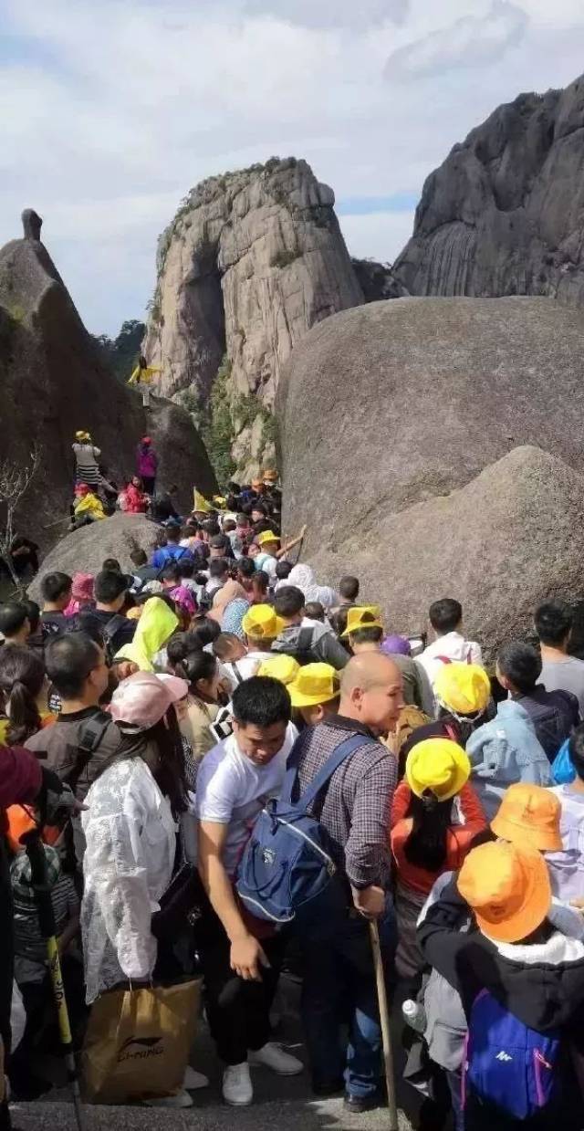 黄山风景区进山排队的密集人群 堵不堵?看现场!