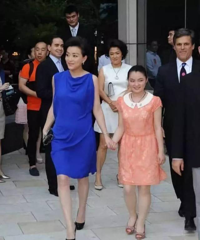 50岁杨澜一双儿女曝光!22岁儿子哥伦比亚毕业!18岁女儿像极爸爸