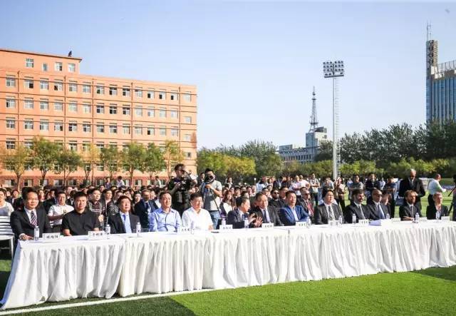 通过足球运动培养出自己 勇敢顽强的性格、超越自我的品质、 才是最大的收获! ▲天津英华国际学校校长林向阳为本次秋季运动会狂欢盛典致辞 ▲原意大利尤文图斯足球俱乐部职业球员大卫·特雷泽盖 为本次秋季运动会狂欢盛典致辞 03 朝气蓬勃