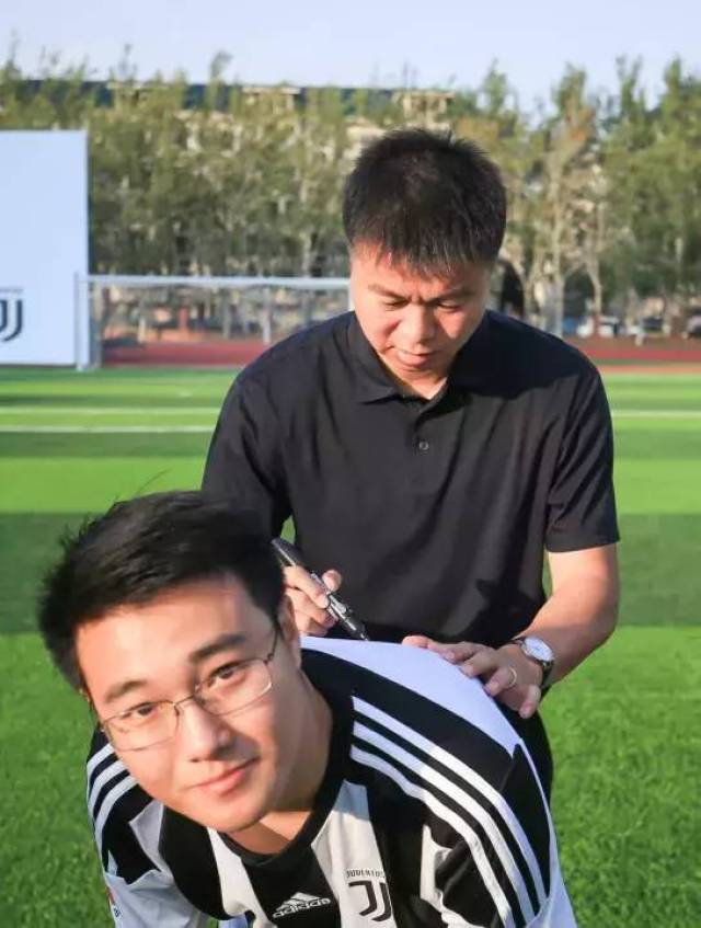 通过足球运动培养出自己 勇敢顽强的性格、超越自我的品质、 才是最大的收获! ▲天津英华国际学校校长林向阳为本次秋季运动会狂欢盛典致辞 ▲原意大利尤文图斯足球俱乐部职业球员大卫·特雷泽盖 为本次秋季运动会狂欢盛典致辞 03 朝气蓬勃
