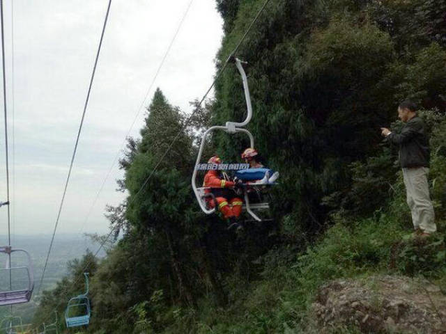 惊险!事发江油窦团山,一男子不慎从观光缆车掉落