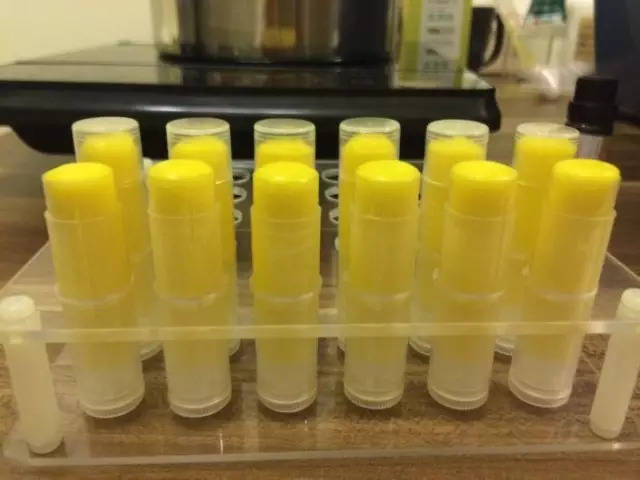 冬天快到了 自己动手做一只无化学成分的唇膏