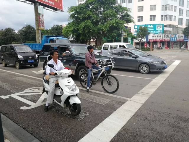 首先,红灯亮时,所有机动车和非机动车在路口 停止线处停车.