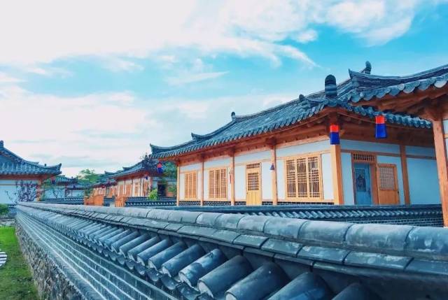 走进"东方第一村"—— 防川村,一座座古朴的建筑及雕像都散发着浓郁的