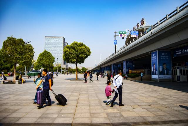 国庆假日第四天,徐州东站高铁站,铁路交通要道,参观今天客流