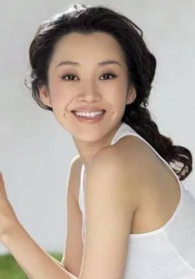 49岁的许晴穿绿色丝袜, 佟大为的表情亮了, 网友: 真好意思真敢穿