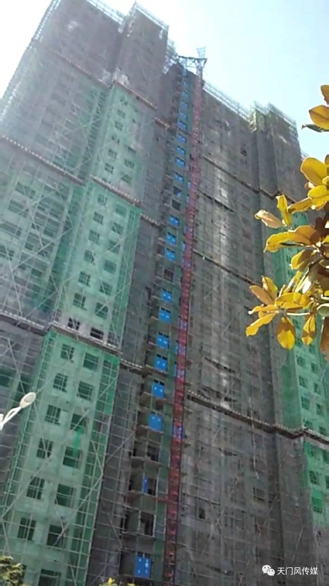 传某在建楼盘建筑塔吊垮塌,致重大安全事故!