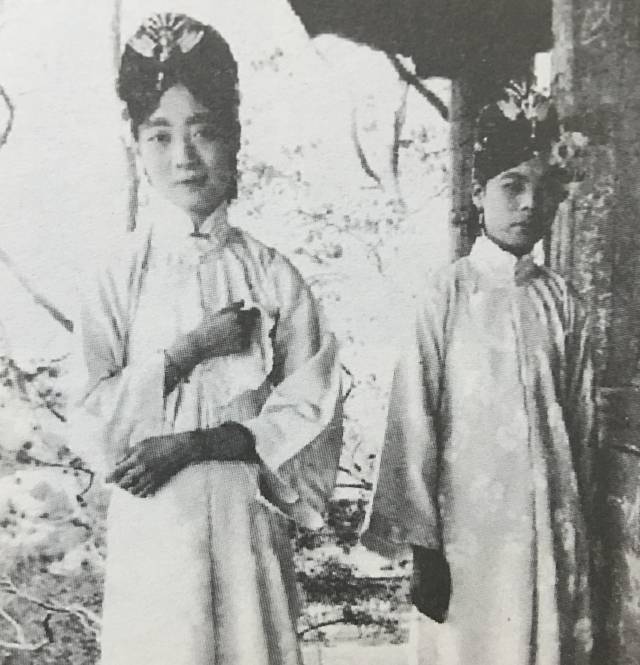 婉容和文绣合影,她们的合影印证了一个事实