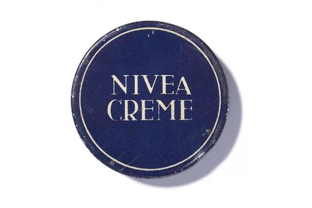 1925年的nivea creme首款蓝色罐装.