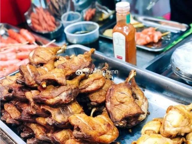 肥喏喏小吃站 地址:农院路小步美食街里面 鸭腿是卤好的,放进油锅炸脆