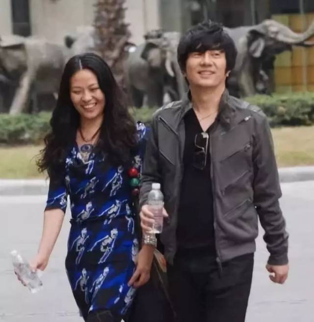 郑钧的成名曲《灰姑娘》正是为孙锋而作.