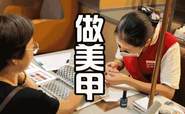 卑劣的鳌拜:上次一个人吃海底捞,服务员走过来给我涮菜递水聊天,从