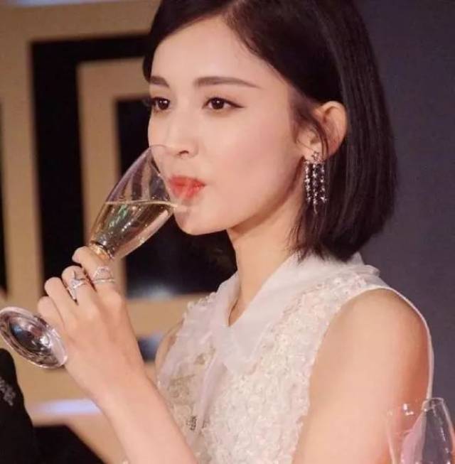 明星应酬喝酒:赵丽颖假喝,刘昊然公认能喝!