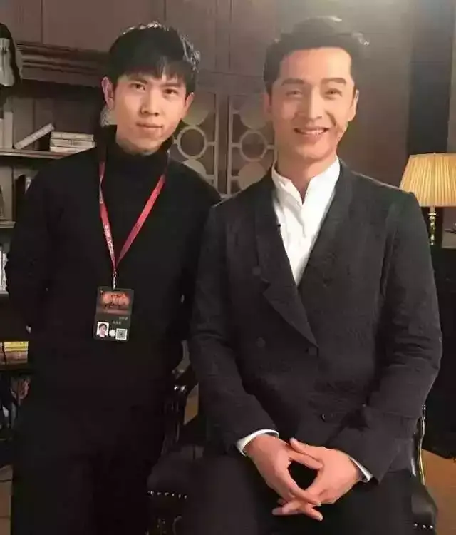 胡歌和谁合照都是"礼貌微笑", 和图4合照却露出了真心!