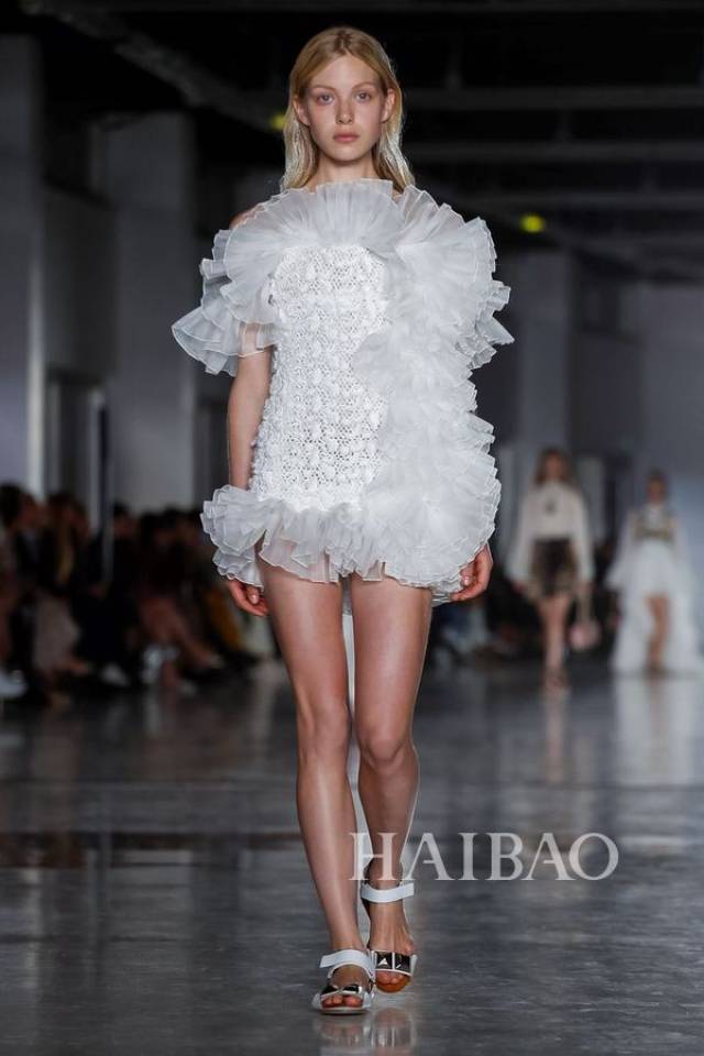 giambattista valli 2019春夏女装秀,海报带你回顾2019春夏巴黎时装周