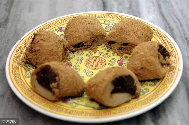 文 |美食张 驴打滚的大名叫"豆面糕",是北京小吃家族中的老字辈.