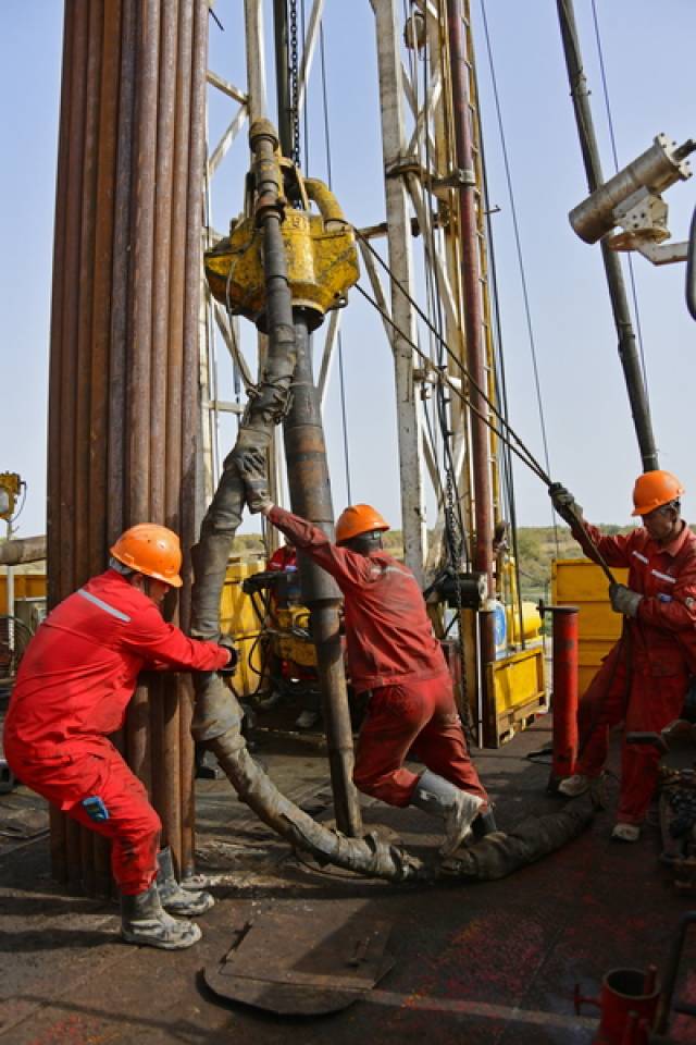 国庆节:西北油田石油工人坚守岗位保生产