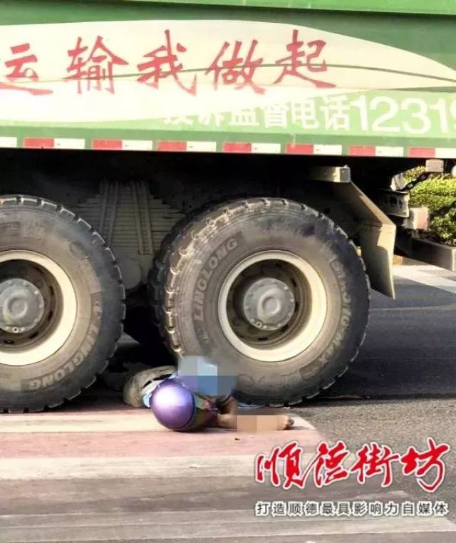 容奇大道惨烈突发!一男子惨遭泥头车碾压,当场盖黑布!(多图 视频)