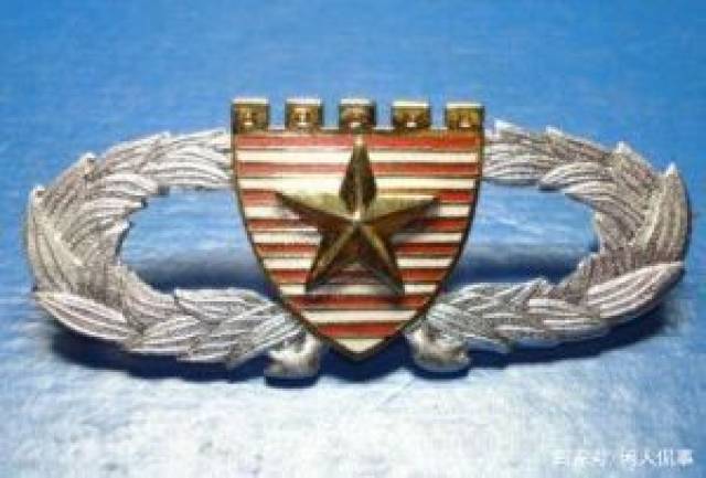 海军胸标图案中间为五角星和铁锚,下面是舰艇行驶的海浪,意为劈波斩浪