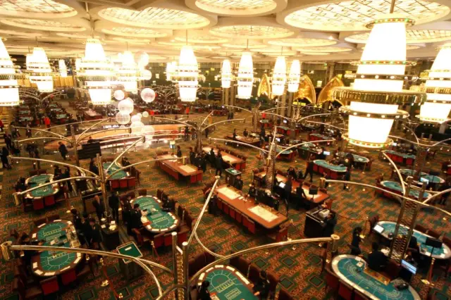 导游领着我们进了一家已忘其名的赌场,但见偌大的大厅里人头汹涌,热闹