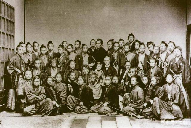 自日本明治天皇于1867年登基开始,到1873年朝拜同治皇帝事件为止