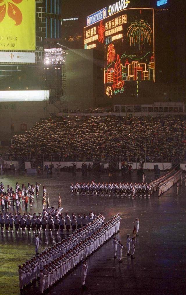 香港回归老照片:市民挥旗欢迎解放军进驻,港督一家告别仪式