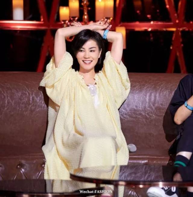 王菲的裙装造型也很吸睛,从宫廷风十足的黄色连衣裙到纯洁的白裙.