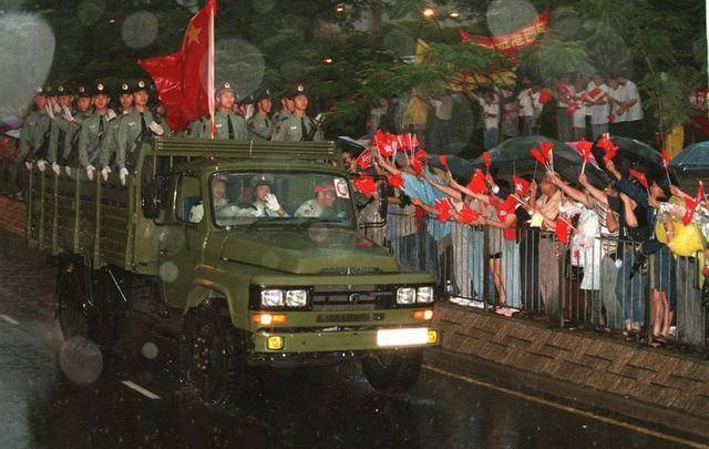 香港回归老照片:市民挥旗欢迎解放军进驻,港督一家告别仪式