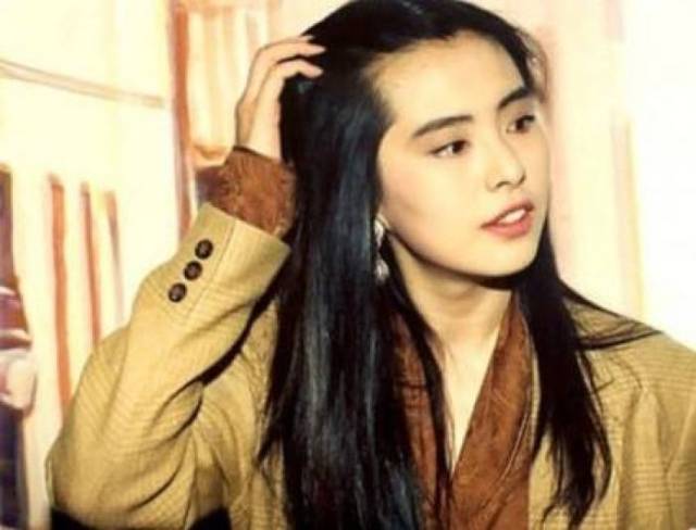 王祖贤满满仙气,全智贤性感无敌,真美女连撩头发都能风情万种!