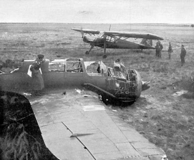 照片拍摄于二战德军入侵波兰期间,波兰的飞机被击落之后,德军士兵