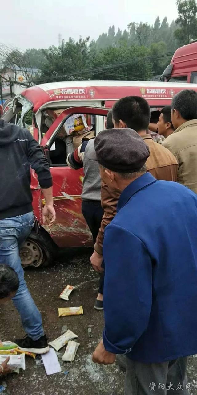 据现场知情者了解,面包车载有副食从安岳往龙台方向行驶,途径岳新