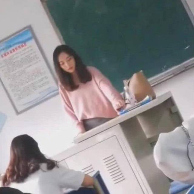 90后大学美女老师走红,学生从来不翘课,网友:那都是别人的老师