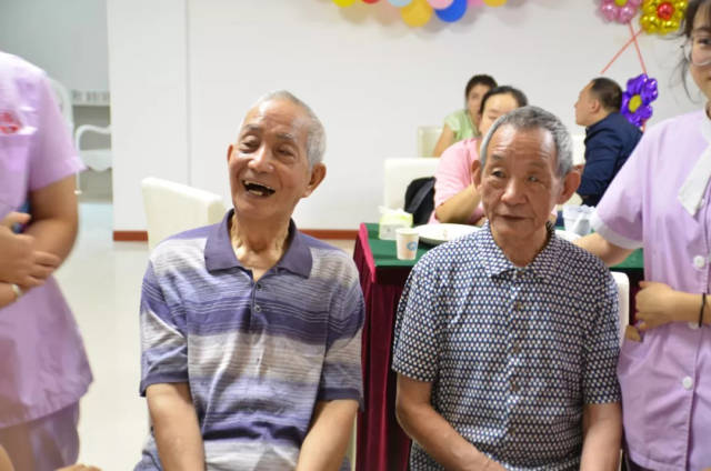 95后姑娘组团扎进养老院!养老护理新模式来了?