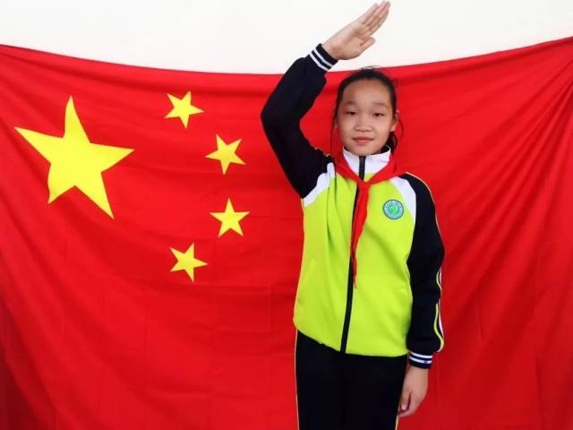 红领巾与祖国共成长——周村区教体系统"我与国旗合个