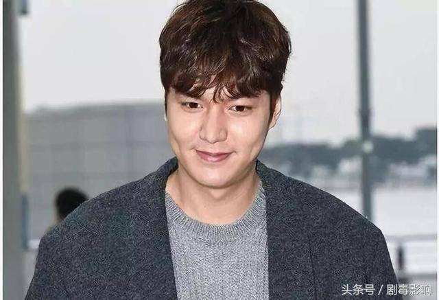 李钟硕发福,张根硕发福,李敏镐发福,而他直接膨胀成了
