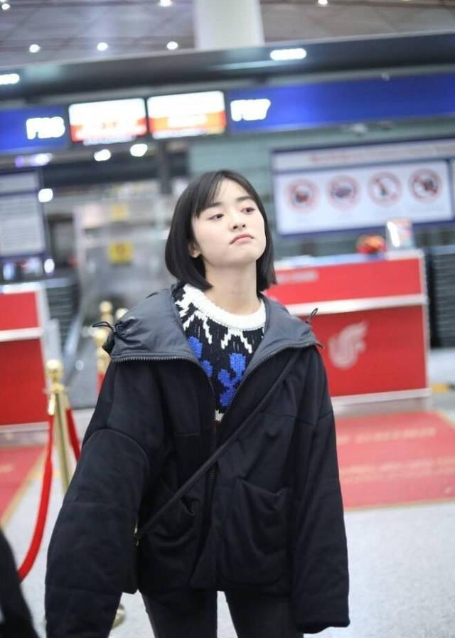 失踪人口沈月出现啦 腿好细好长还有完美侧颜杀治愈笑容杀