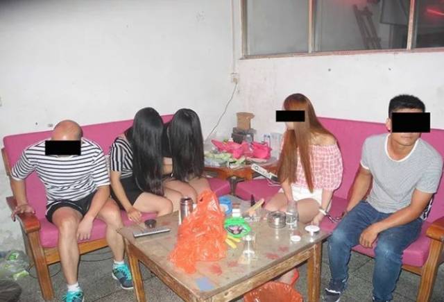 江镇政府和定江派出所旁边,连当地巡逻都不知道,称其强迫未成年人卖淫