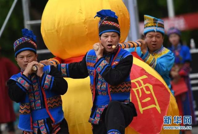 大化公务员要穿瑶族服装上班?日报哥只想看妹子穿