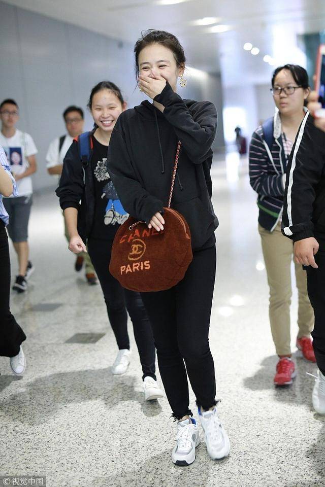 马思纯领衔粉丝溜机场笑出鱼尾纹 俯身听助理说悄悄话